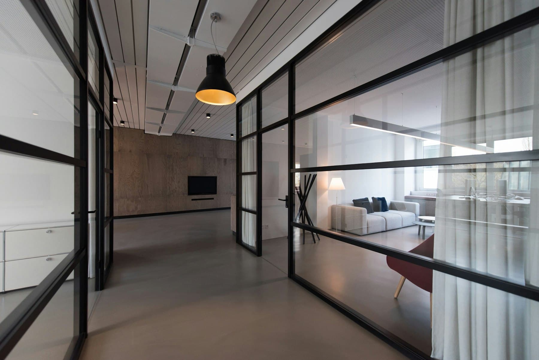 Website apresentado sobre um espaço corporativo real