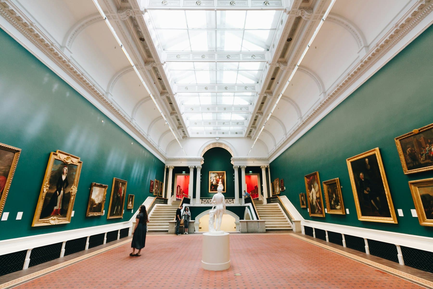 Percurso entre ambientes de um museu